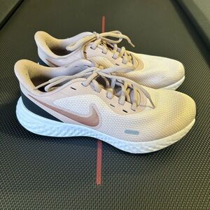 Nike Revolution 5 Barely Rose Women's